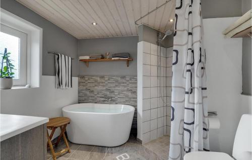 y baño con bañera blanca y lavamanos. en 3 Bedroom Gorgeous Home In Hadsund, en Hadsund