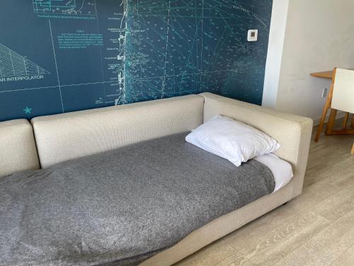 Tempat tidur dalam kamar di 1 BD 1 BA @Beachwalk Resort