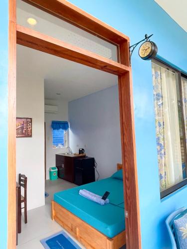 Una cama o camas en una habitación de Blue Summer Suites & Restaurant