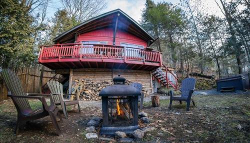 Cozy Winter Kabin + Hot Tub & Firepit