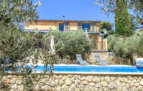 Stunning home in Saint-Saturnin-Ls-Apt with Outdoor swimming pool, WiFi and 5 Bedrooms