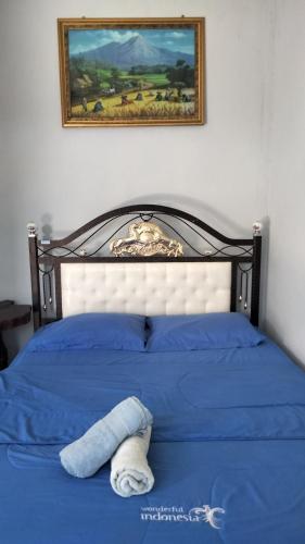 ein ausgestopftes Tier liegt auf einem Bett in der Unterkunft Marselino Bacpacker's Room in Bajawa