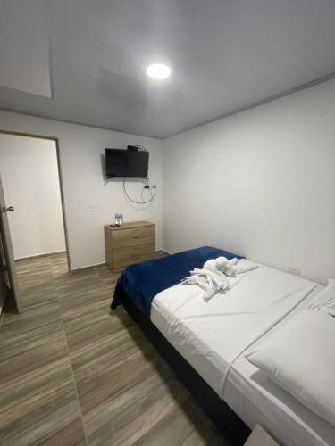 ein Schlafzimmer mit einem Bett und einem TV an der Wand in der Unterkunft Providence Paradise Apartamento in Providencia