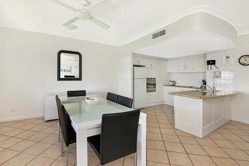 Dapur atau dapur kecil di Coolum Seaside Apartments