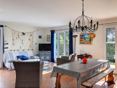 Photo de la galerie de l'établissement Maison Plain-Pied, Proche Plage et Commerces, Jardin, Wifi Gratuit, Parking Privé - FR-1-361-46, à Jullouville