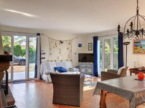 Photo de la galerie de l'établissement Maison Plain-Pied, Proche Plage et Commerces, Jardin, Wifi Gratuit, Parking Privé - FR-1-361-46, à Jullouville