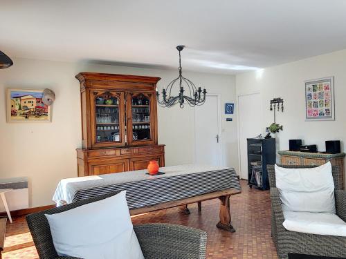 Photo de la galerie de l'établissement Maison Plain-Pied, Proche Plage et Commerces, Jardin, Wifi Gratuit, Parking Privé - FR-1-361-46, à Jullouville