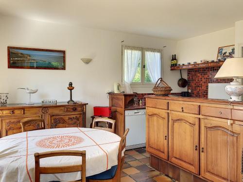 une cuisine avec une table et un comptoir dans l'établissement Maison Plain-Pied avec Jardin, 500m Plage, 3 Ch, 6 Pers, WiFi, Stationnement, Proche Mont-Saint-Michel - FR-1-361-160, à Jullouville