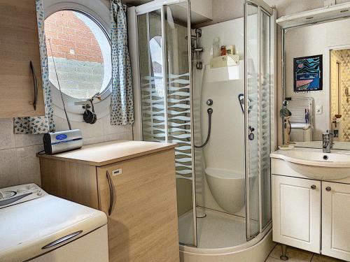 La petite salle de bains est pourvue d'une douche et d'un lavabo. dans l'établissement Appartement moderne centre-ville, 600m plage, résidence sécurisée, parking - FR-1-361-368, à Granville