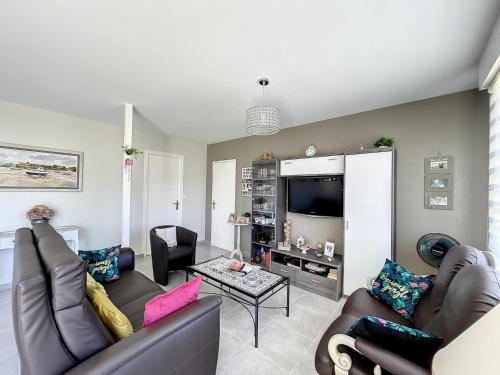 Photo de la galerie de l'établissement Maison 3 chambres à 100m de la plage avec grande terrasse, jardin clos et parking - Jullouville - FR-1-361-429, à Jullouville