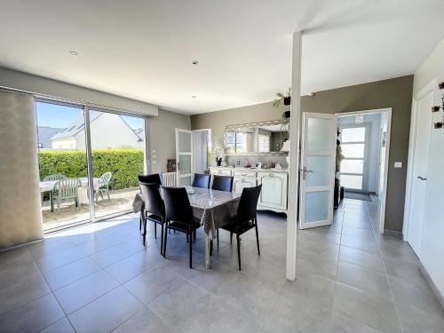 Photo de la galerie de l'établissement Maison 3 chambres à 100m de la plage avec grande terrasse, jardin clos et parking - Jullouville - FR-1-361-429, à Jullouville