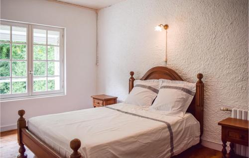 una camera da letto con un letto con lenzuola bianche e una finestra di 3 Bedroom Gorgeous Home In Langoat a Langoat