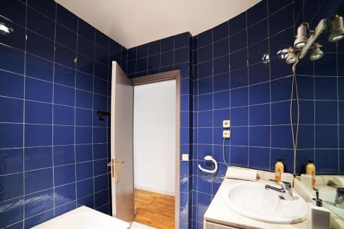 マドリードにあるMyHouseSpain - Bright apartment in Historical City Centerの青いタイル張りのバスルーム(洗面台、トイレ付)