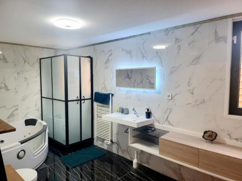 a bathroom with a sink and a toilet and a tub at chambres privées dans maison bord de marne proche Disney et Paris in Noisy-le-Grand