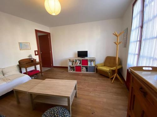 a living room with a couch and a table at Maison Capbreton, 3 pièces, 4 personnes - FR-1-413-116 in Capbreton