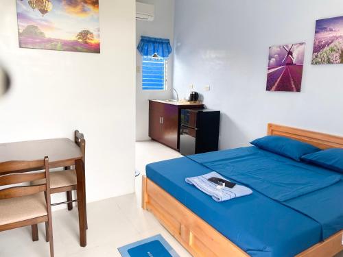 Una cama o camas en una habitación de Blue Summer Suites & Restaurant