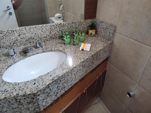 La salle de bains est pourvue d'un lavabo et d'un plan de travail en granit. dans l'établissement Meireles 5 pessoas LC FLATS 1307, à Fortaleza