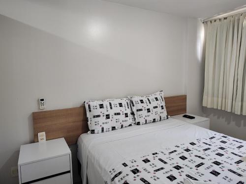 - une chambre avec un lit doté de draps et d'oreillers blancs dans l'établissement Meireles 5 pessoas LC FLATS 1307, à Fortaleza