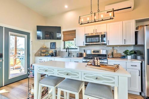 Una cocina o cocineta en Steps to Lake Conroe Cozy, New-Build Cabin