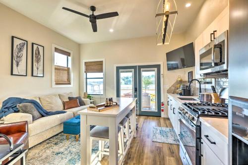 Una cocina o cocineta en Steps to Lake Conroe Cozy, New-Build Cabin