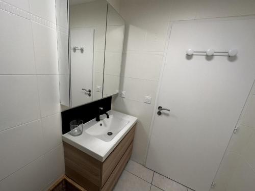 biała łazienka z umywalką i lustrem w obiekcie Appartement T3 avec terrasse, centre Port-Vendres, calme et proche des quais, 6 personnes - FR-1-309-365 w mieście Port-Vendres