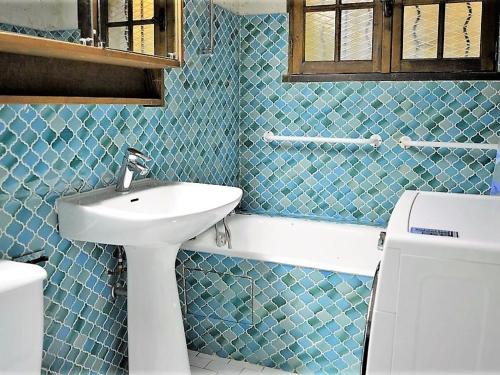 Kúpeľňa v ubytovaní Maison Méditerranéenne 3 Pièces avec Jardin, Proche Plage – 6 Couchages, BBQ, Garage, Terrasse - FR-1-226B-134