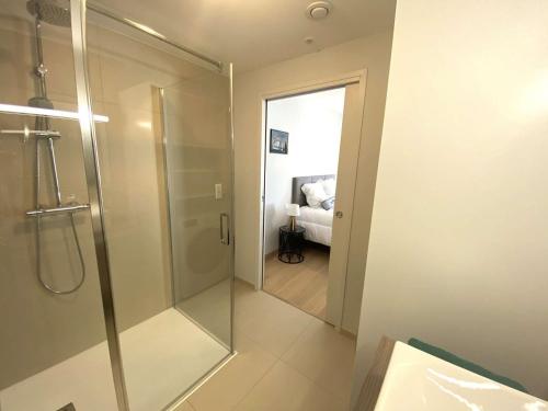 Koupelna v ubytování Appartement La Forêt-Fouesnant, 2 pièces, 2 personnes - FR-1-481-130