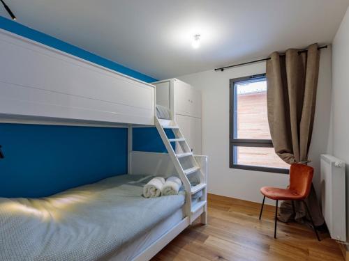 1 dormitorio con litera, escalera y silla en Appartement Les Gets, 3 pièces, 5 personnes - FR-1-623-339, en Les Gets