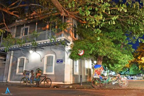 um grupo de bicicletas estacionadas em frente a um edifício em Villa Felicia em Pondicherry