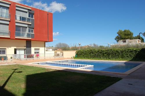 une piscine en face d'un bâtiment dans l'établissement Apartamentos Santa Barbara II, à Santa Bárbara