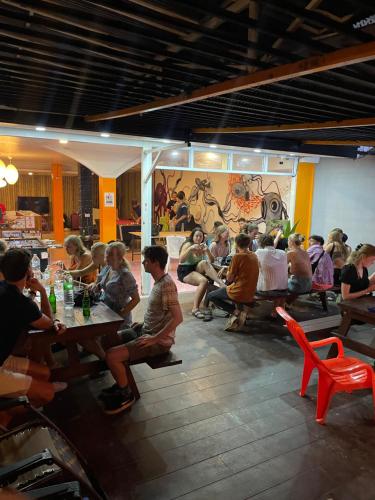 龜島的住宿－Revolution Koh Tao，一群坐在餐厅桌子上的人