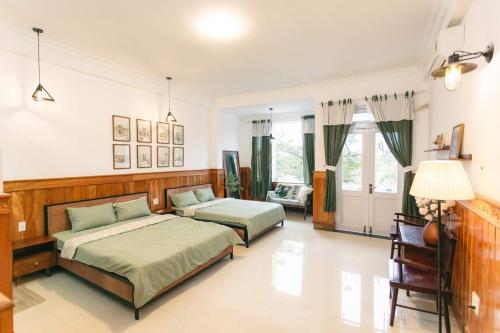 a bedroom with two beds and a lamp in it at THE URBAN CONCEPT in Liên Trì (4)