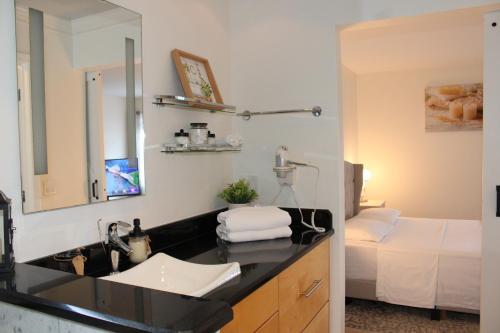 uma casa de banho com um lavatório, um espelho e uma cama em Luxury Home Pool- Ideal paradise to play & work em Tampa