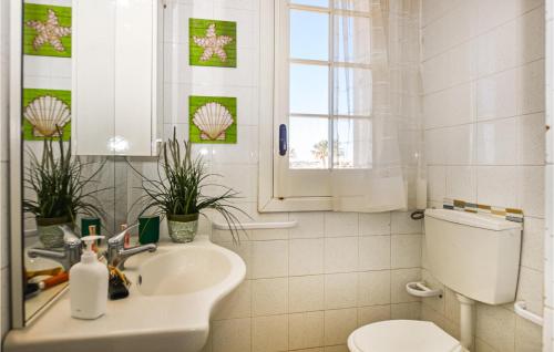bagno con lavandino e servizi igienici di Awesome Apartment In Marina Di Ragusa With Kitchenette a Marina di Ragusa