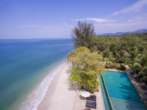 Centara Chaan Talay Resort And Villas Trat في Ban Khlong Muang: اطلالة جوية على الشاطئ والمحيط