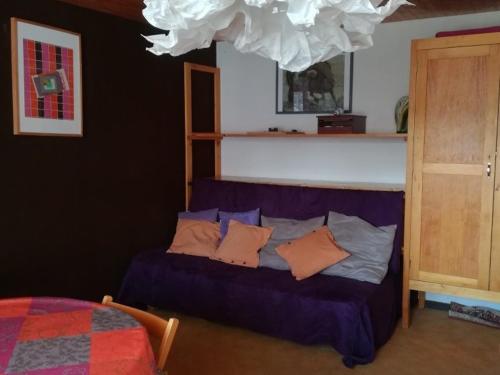 ヴァールにあるAppartement Vars, 2 pièces, 3 personnes - FR-1-330B-43のベッドルーム1室(紫色のベッド1台、枕付)