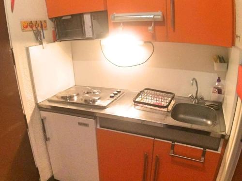 Appartement Vars, 2 pièces, 3 personnes - FR-1-330B-43にあるキッチンまたは簡易キッチン