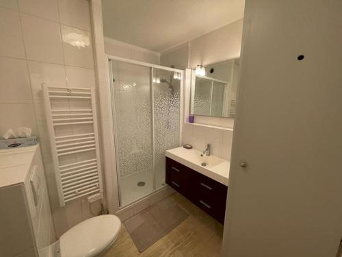 une salle de bain avec une douche, des toilettes et un lavabo dans l'établissement Studio cabine avec terrasse, 4 couchages, lumineux, cadre portuaire, tout équipé. - FR-1-413-134, à Capbreton