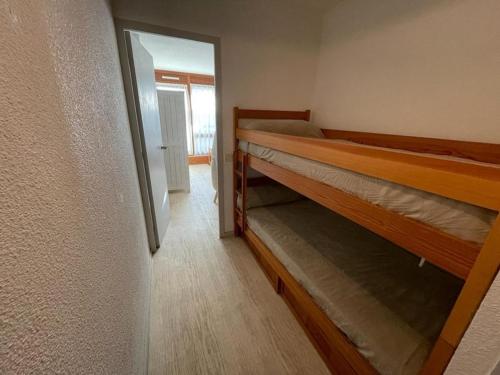 Cette chambre comprend 2 lits superposés dans un couloir. dans l'établissement Studio cabine avec terrasse, 4 couchages, lumineux, cadre portuaire, tout équipé. - FR-1-413-134, à Capbreton