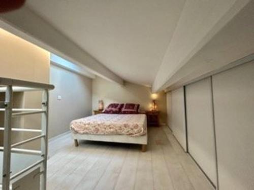 une chambre avec un lit au milieu d'une pièce dans l'établissement Appartement proche plage, climatisé, 5 pers – Sainte-Maxime - FR-1-226-427, à Sainte-Maxime