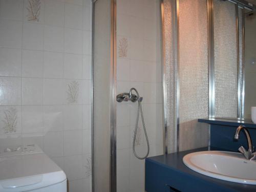 une salle de bain avec une douche, des toilettes et un lavabo dans l'établissement Studio cabine pour 4 personnes avec parking à Font-Romeu - FR-1-580-38, à Font-Romeu-Odeillo-Via