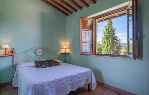 1 dormitorio con cama y ventana en Fresia en Pievescola