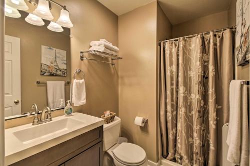 een badkamer met een wastafel, een toilet en een douche bij Laptop-Friendly Lexington Condo with Free WiFi in Lexington