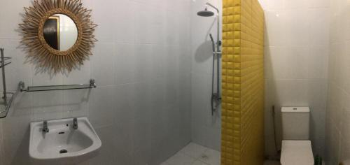 een badkamer met een wastafel, een spiegel en een toilet bij Villa Jasri 3 - 2 in Jasri