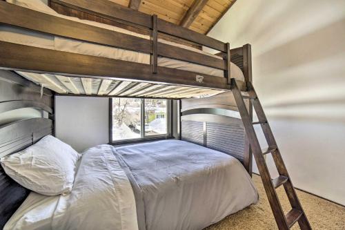 Un pat sau paturi într-o cameră la 1 Mi to Lake Tahoe Vacation Rental Home!