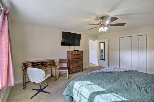 - une chambre avec un lit, un bureau et une télévision dans l'établissement Laptop-Friendly Appalachian Mountain Retreat!, à Norton