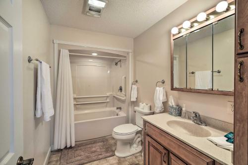 La salle de bains est pourvue d'une baignoire, de toilettes et d'un lavabo. dans l'établissement Laptop-Friendly Appalachian Mountain Retreat!, à Norton