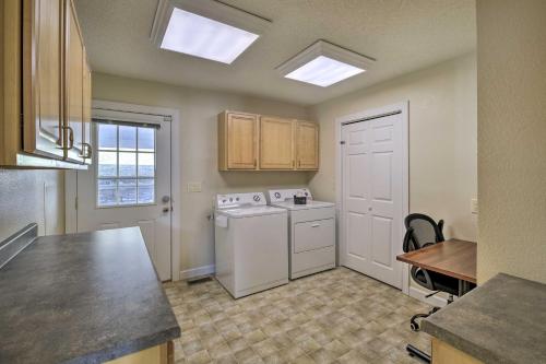Η κουζίνα ή μικρή κουζίνα στο Laptop-Friendly Appalachian Mountain Retreat!