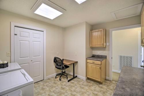 Η κουζίνα ή μικρή κουζίνα στο Laptop-Friendly Appalachian Mountain Retreat!