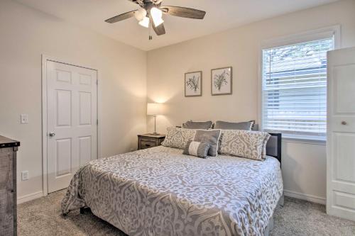 1 dormitorio con 1 cama y ventilador de techo en Downtown Pensacola Vacation Rental with Yard!, en Pensacola